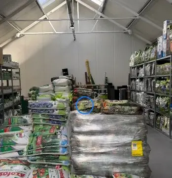 Wnętrze sklepu TEWAR — kadr z filmu TEWAR
